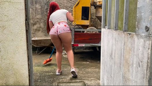 Mucama muy caliente limpiando el sitio de construcción