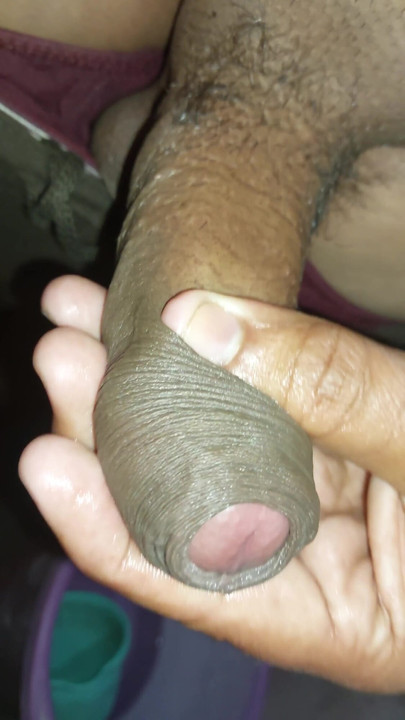 「デシ・インディアンの大きな黒いチンポがウェブカメラ #pissing #webcam #xnxx に放尿し始めている」からの魅惑的な瞬間