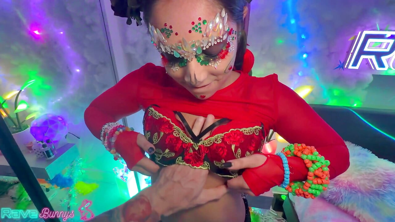 Si Madison Wilde na Umuga ng Kanyang Malaking Puwit sa Sequin Shorts para kay Brian Omally!