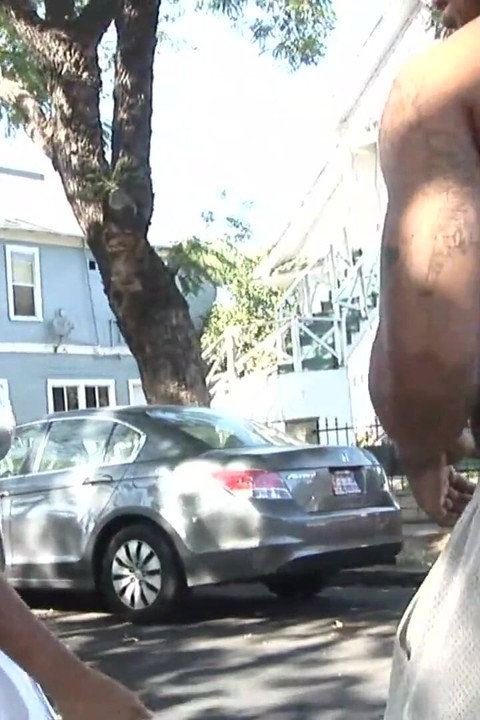 Si jalang hitam seksi dan bertetek besar menjilat zakar hitam yang besar