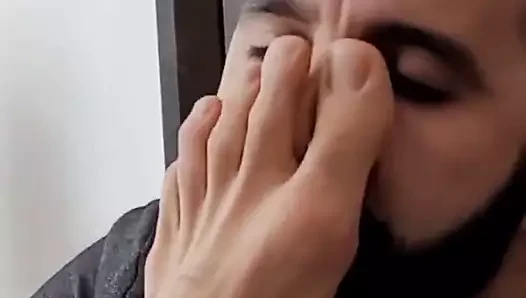 komşum ayaklarımın dibinde