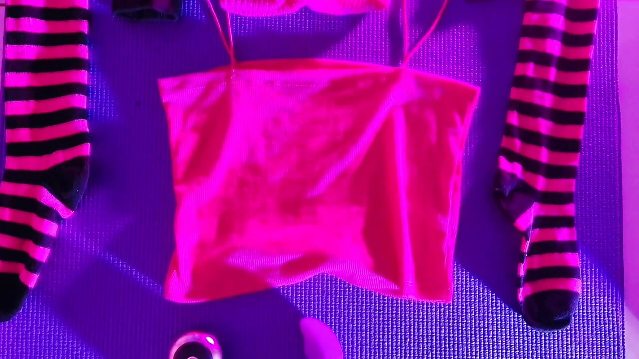 Rosa Balaclava Mask Sissy färgat könshår leker med en vibrator