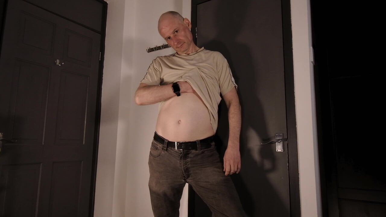 Jonathan在手淫他未割包皮的阴茎时脱光衣服，并展示他的屁股洞在抚摸他的勃起