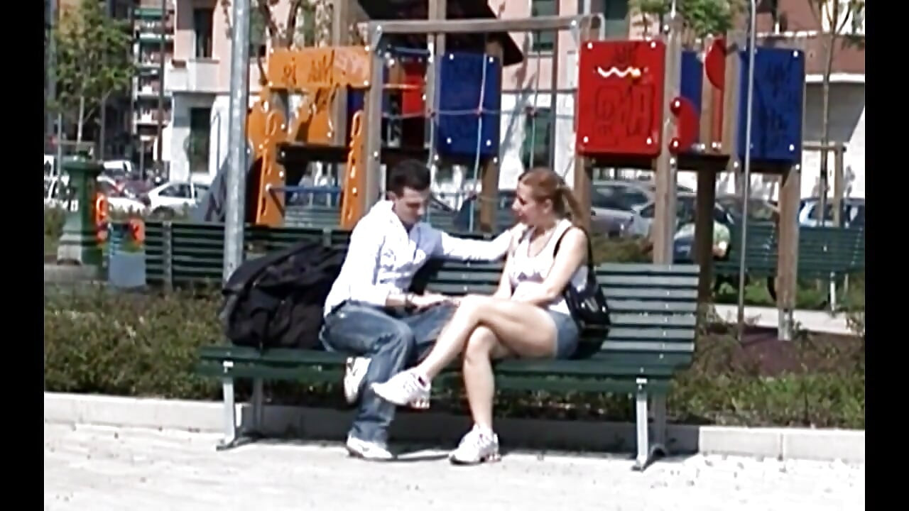 נערה זונה נדפקת על ידי זין קשה של בוגרת