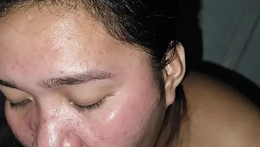 MILF PINAY MENGISAP KONTOL KEKASIHNYA SAAT SUAMINYA KELUAR