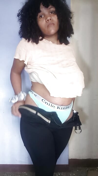 Kiimainen latinalainen milf näyttää vartalonsa