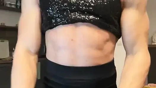 Fit soyunmayı seviyor