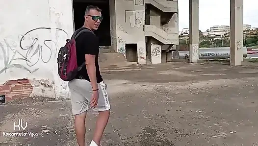 Извращенец показывает мне свой пенис на публике, и я не смог устоять, пробуя его в заброшенном здании