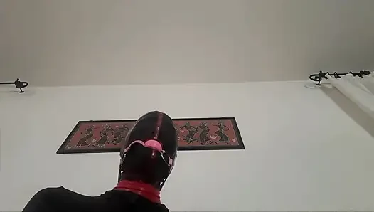 Laura dudaklarından ağzı tıkalı, uzun süre gırtlağına kadar sikiliyor ve döl yutuyor