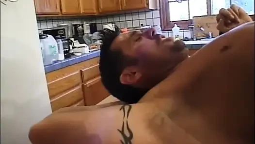 Kontol besar hitam dan putih mengisap memek mungil hitam di dapur... Crot di mulut