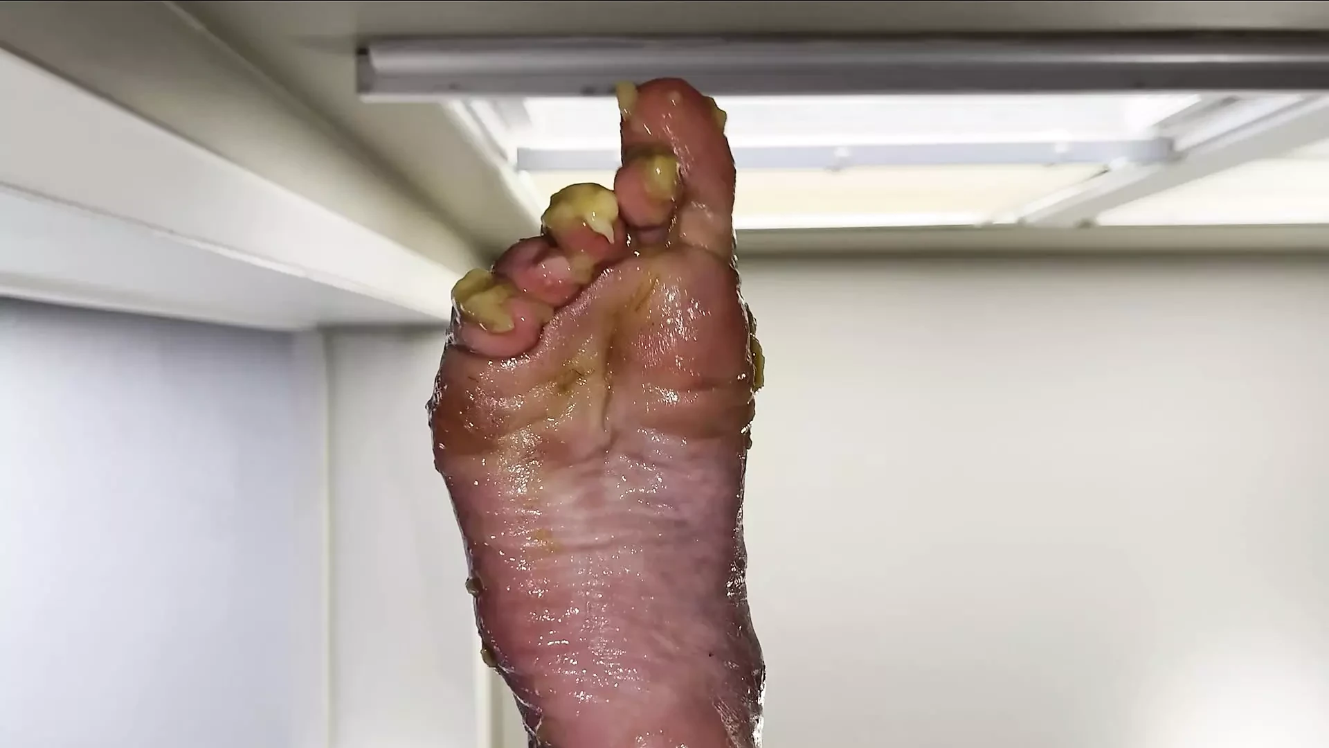 Schiaccia una banana con i piedi