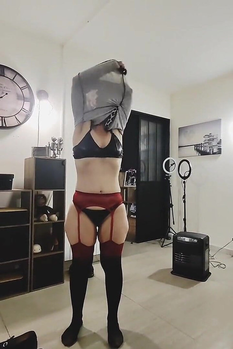 Petite Slutty MILF Ready to Receive Good Cock in Doggy Style