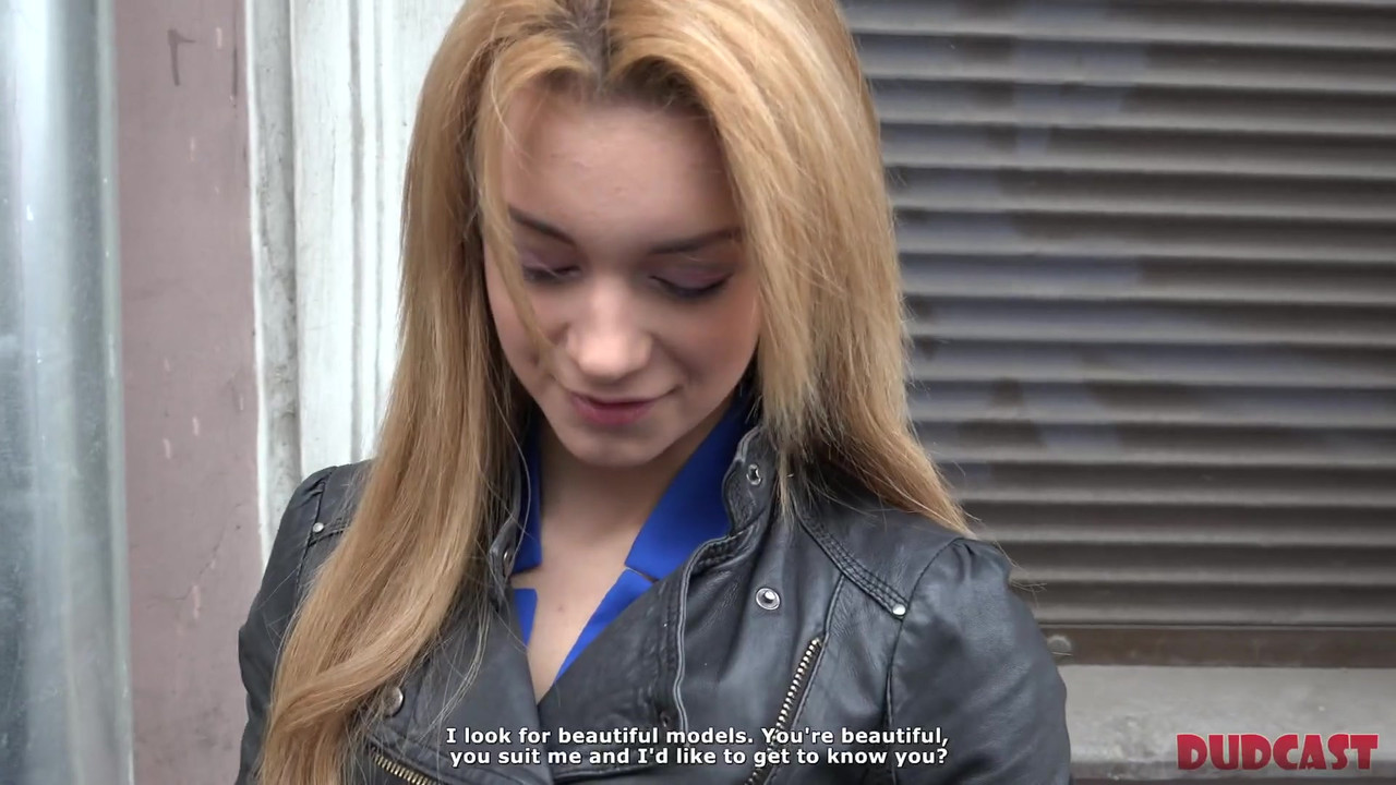 脆弱的美女在他的工作室与经纪人发生性关系后被中出