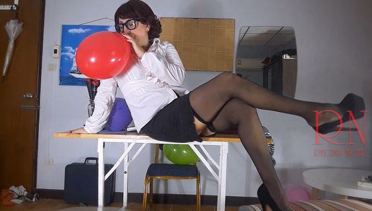 La secretaria desnuda en la oficina se pone nylon, se masturba con globos. Secretaria desnuda en la oficina se pone ropa interior, medias,