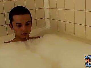 Adorabila amatoare heterosexuală Wiley face duș și se masturbează solo