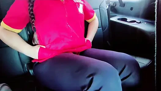 Oxxo kassiererin zieht sich in einem van aus und öffnet ihren ganzen anus und ihre vagina Oxxo kassiererin zieht sich nackt im fahrzeug ihres chefs aus