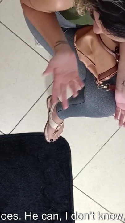 Oväntat sex i väntrummet med en främling. | Klipp 1