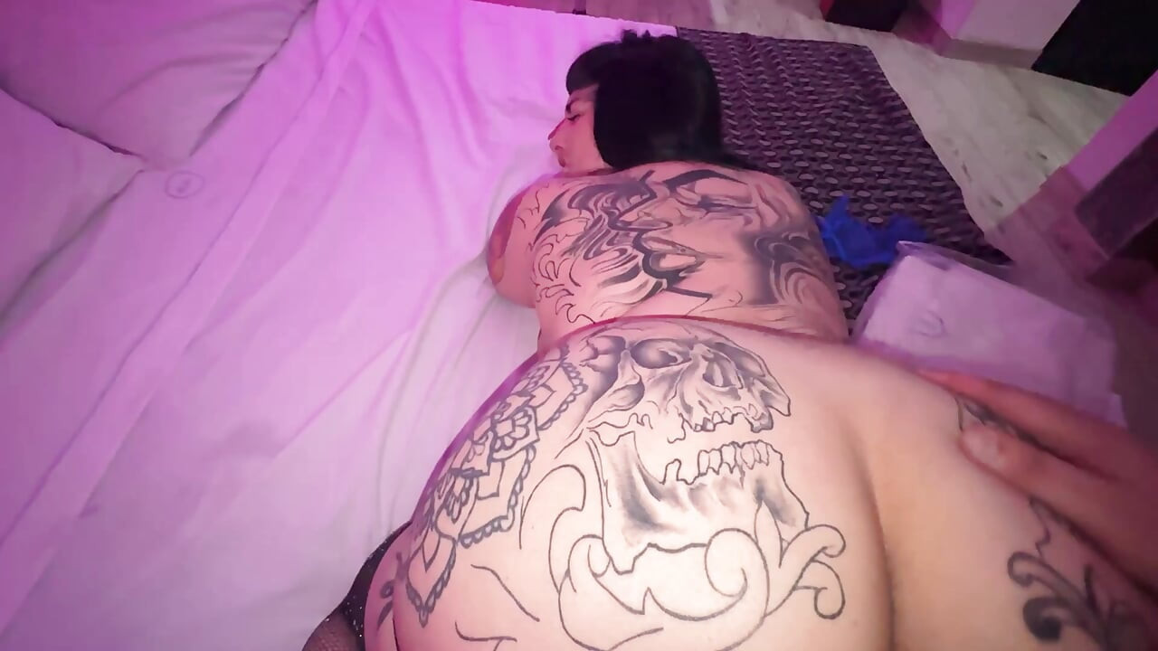 고딕 아르헨티나는 그녀의 처녀 엉덩이를 부러뜨리고 싶어