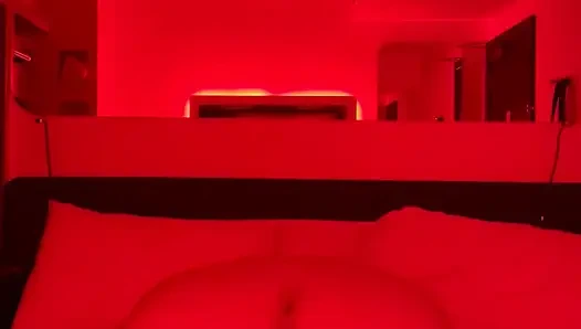 Tante semok kulit putih lagi asik ngentot dildo