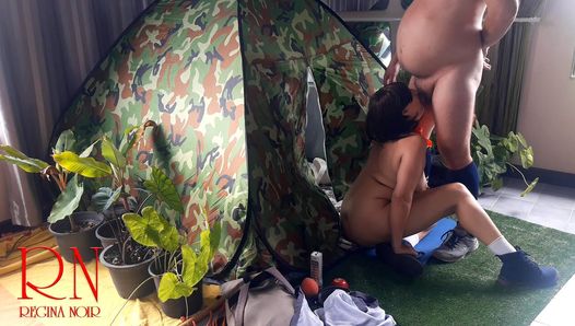 キャンプでのセックス。自然のキャンプでヌーディスト女性とマンコをファックする見知らぬ人。フェラチオカム1