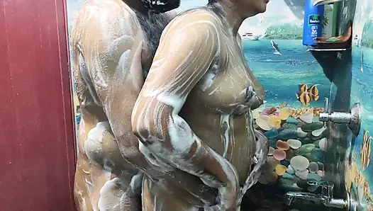 Banyo romantizmi ve elle muamele ans penis götünü ovuyor