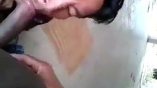Tajski tata po raz pierwszy pali