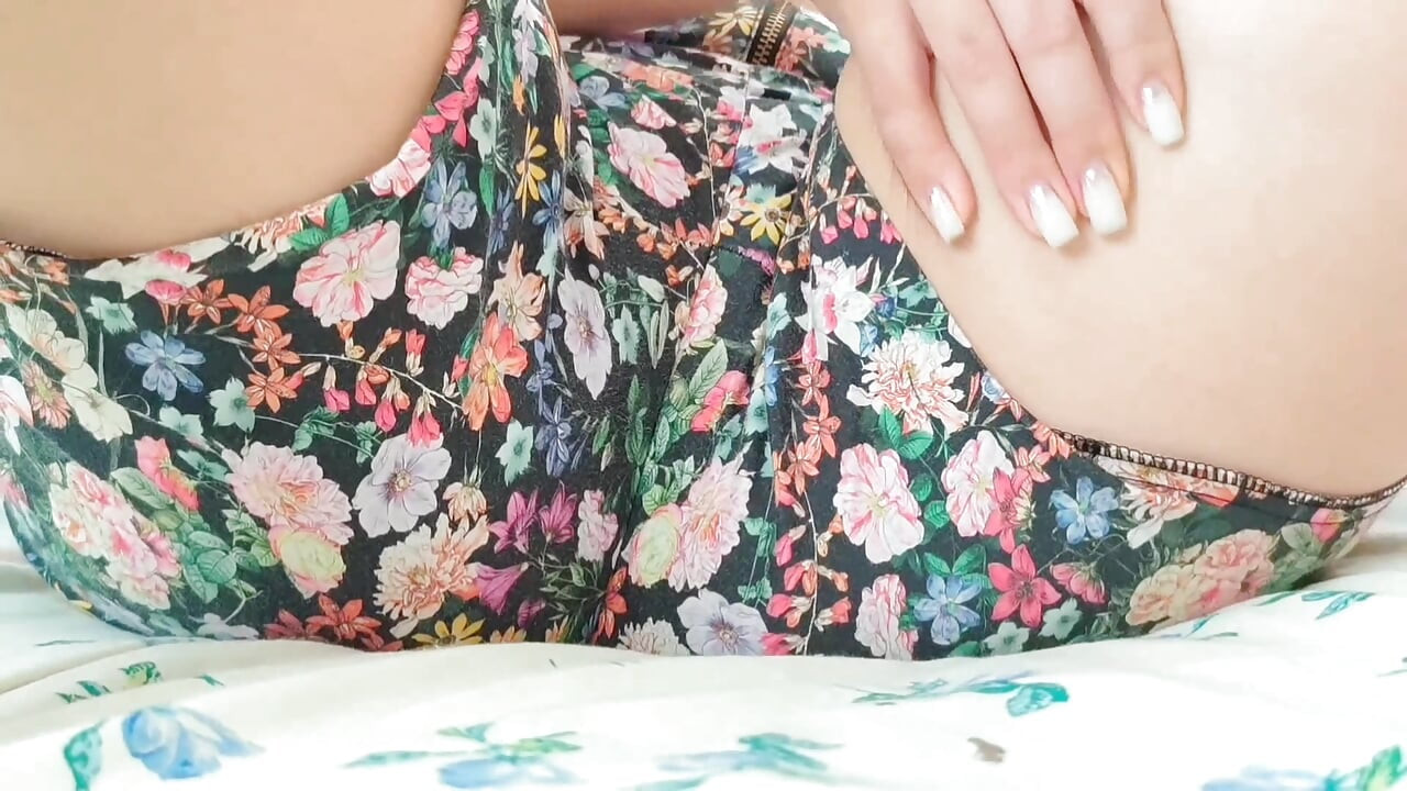 Studentka s velkými prsy se vzrušuje prsty - Luxury Orgasmus - LuxuryOrgasm