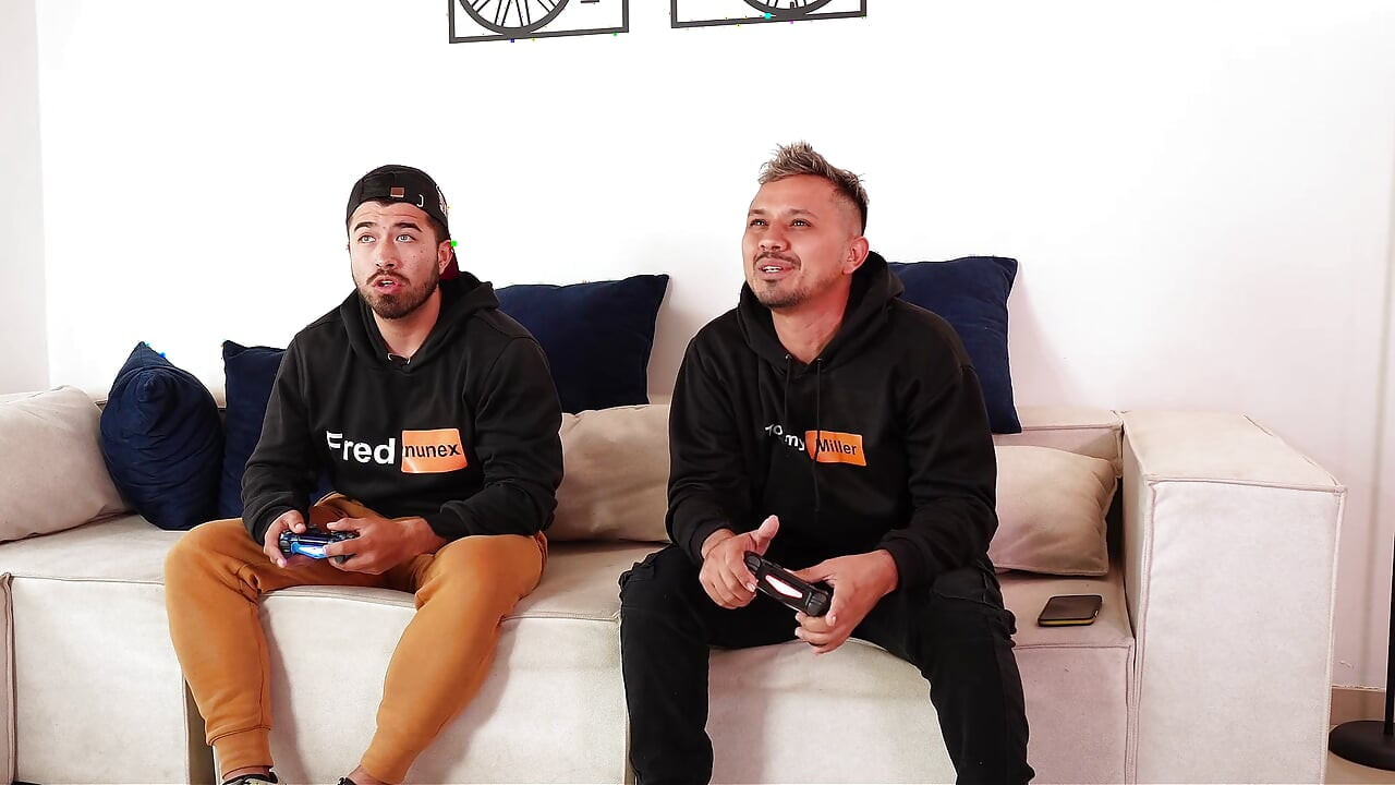 A nyolctagú kvartett!! A szomszédságban a szex kicsúszik az ellenőrzés alól, és végül kinyomjuk az összes tejet