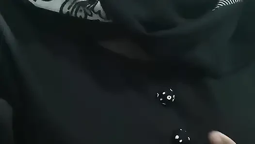 Eine junge Witwe fordert Aufmerksamkeit.