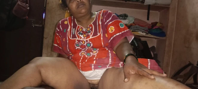 Üvey teyzem amımı sikiyor ve sonra amını açıyor ve parmağını oynatıyorsa