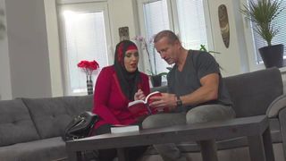 Минетную миниатюрную благодарную сексуальную мусульманку трахнули сводной сестрой