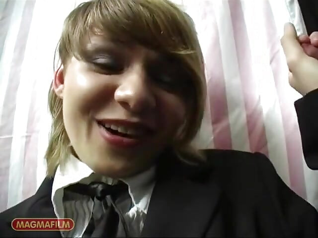Nimfa prin gaura din zid - glory hole și apoi vrea sex în grup
