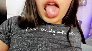 Mooi webcammodel Salome Colucci toont haar strakke anus en stimuleert zichzelf met haar vingers die het proberen te verwijden
