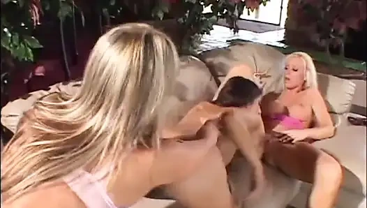 Красивая Брюнетка И Две Блондинки С Большими Сиськами Наслаждаются Дилдо Очень Много!!