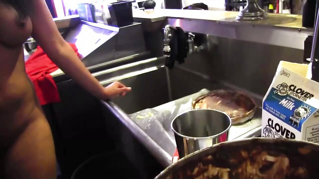 Gndi lesbiyan phast phood dinar men apne yuva sahakarmi par prhar karti hai