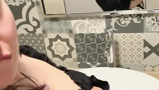 Harika götlü beyaz kız umumi banyoda mastürbasyon yapıyor