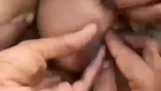 Teman-teman gang menyentuh payudaraku dan menjilati memekku