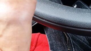Masturbación con la mano en público en un coche