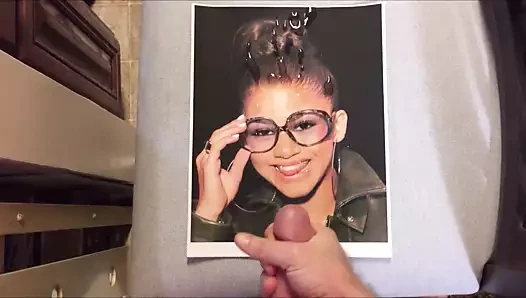 Zendaya Coleman boşalma anısına 01