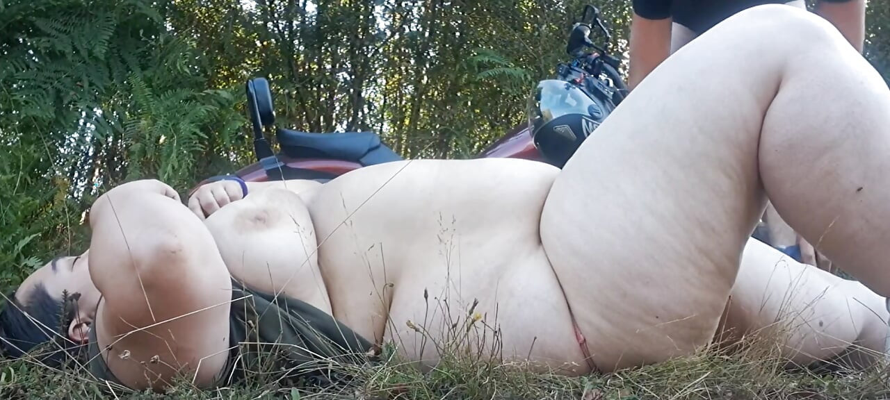 Levei uma garota para dar uma volta de moto e ela me pagou com a buceta dela.