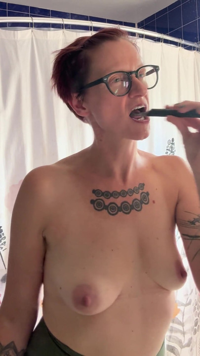 Topless Tandenborstelen!