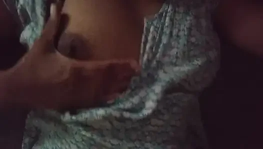 Asyalı Hintli desi kız arkadaş mms sert sikişiyor ve sansasyonel ön sevişme videosunu seviyor