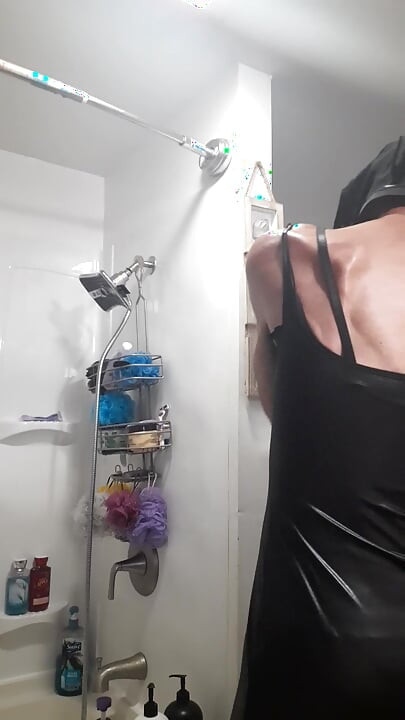 Cdmichelle isprobava različitu odjeću, a zatim počinje jahati dildo dok drka