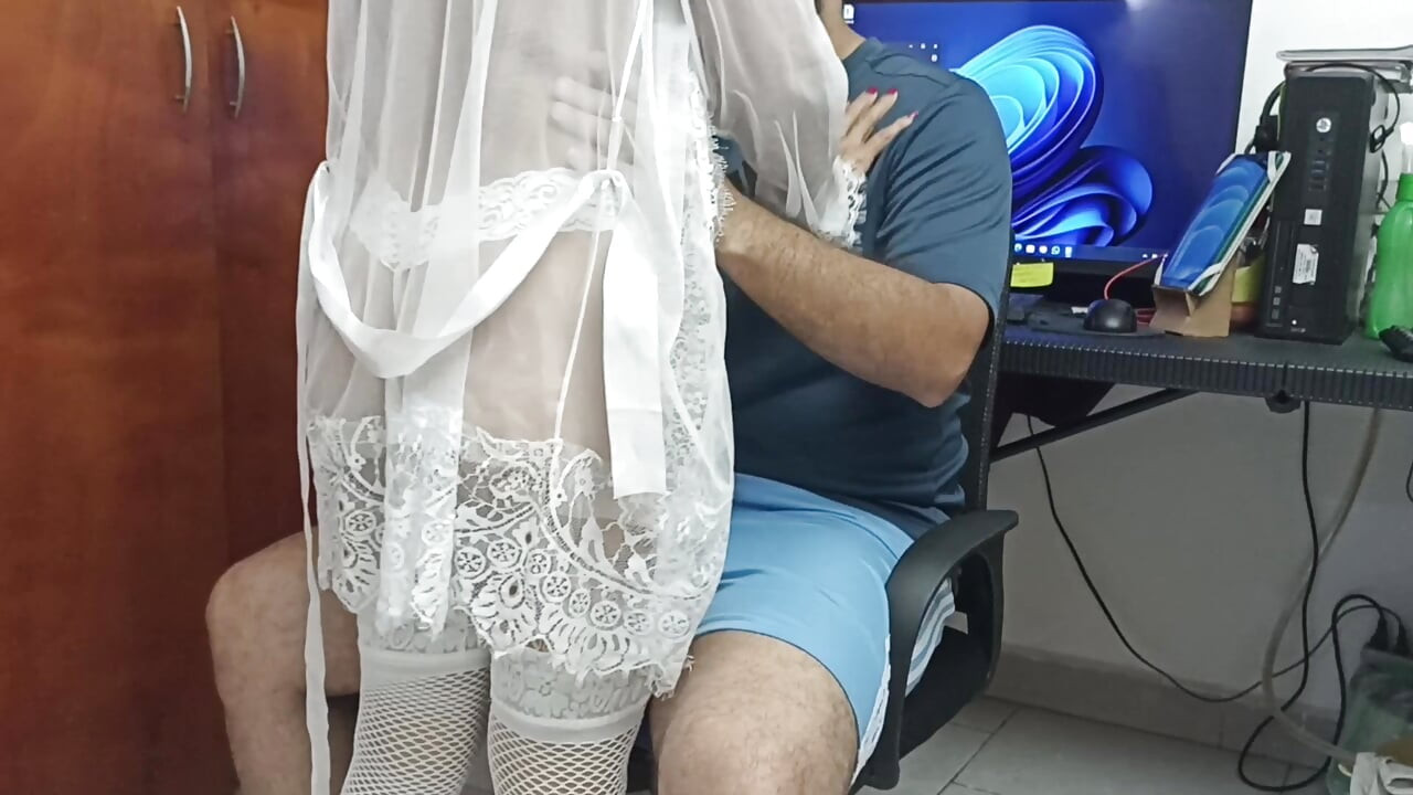 마누라없이 집에서 당신을 보는 것은 큰 유혹이다, 나는 당신의 자지를 사랑, 그것은 너무 맛있다.