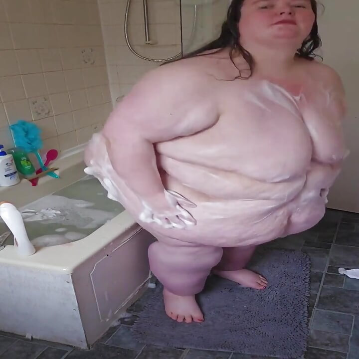 Ssbbw tanrıça banyoda banyo yapıyor