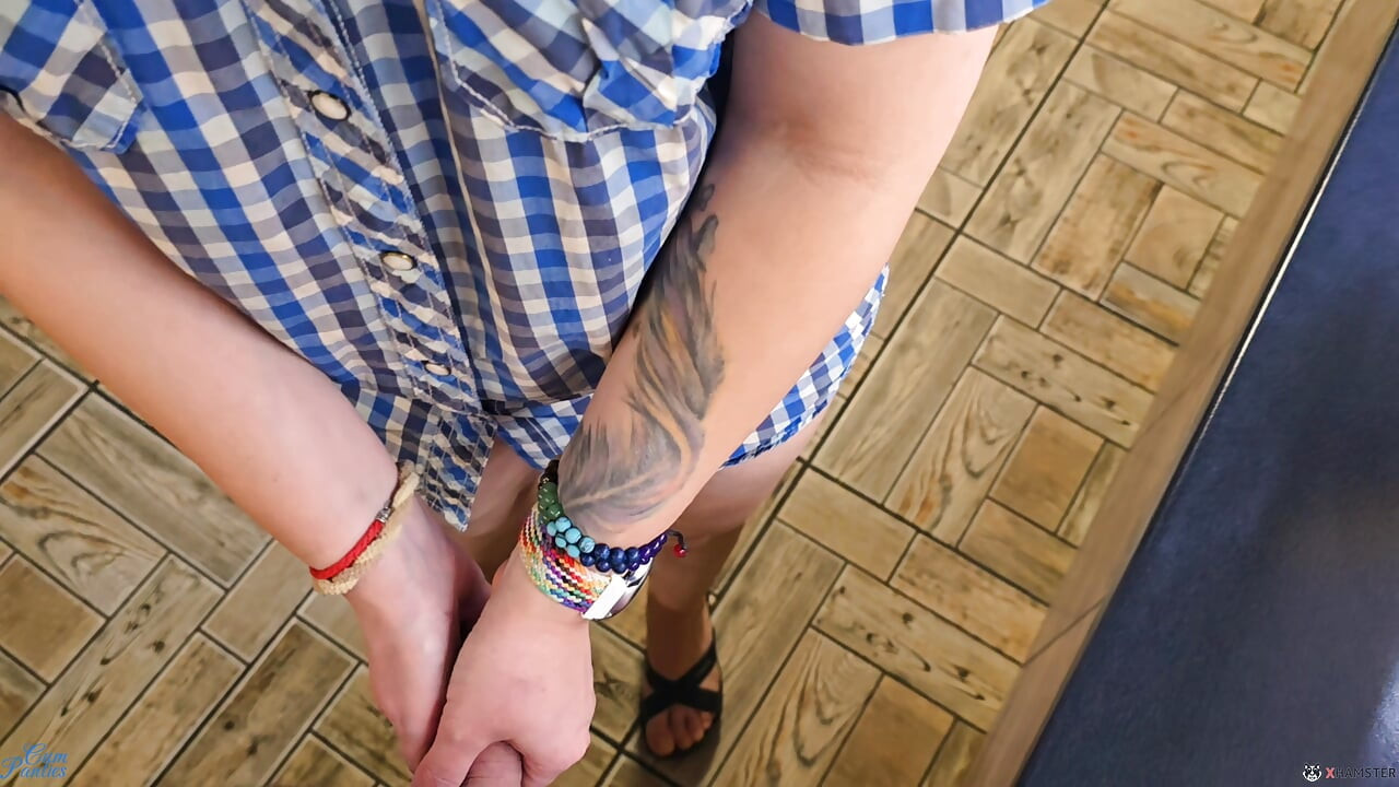 Une demi-sœur aide son demi-frère à jouir rapidement dans sa culotte