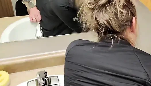 Ngentot nyepong kontol istri sange di kamar mandi pulang pesta