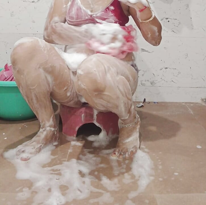 Priya Bhabi Hot Bathing Show
