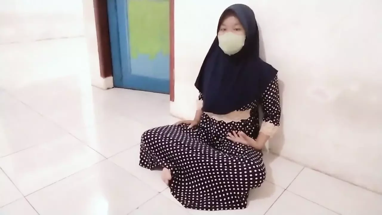 在一个安静的房子里，碰巧有一个房子清洁工