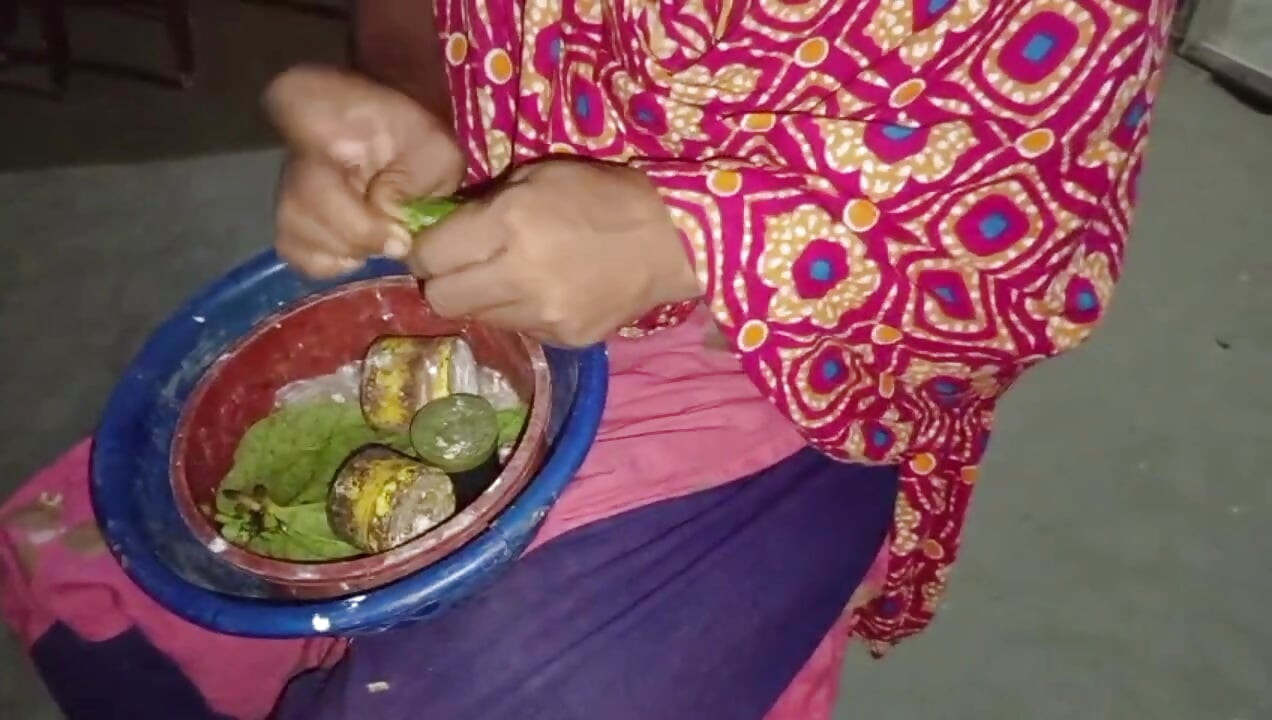 Kaamuk bhaabhi gandi baat devar ko chherti hai